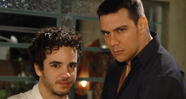Bernardinho (Thiago Mendonça) e
Carlão (Lugui Palhares) -
Duas Caras (2007) Bernardinho (Thiago Mendonça) e
Carlão (Lugui Palhares) -
Duas Caras (2007)
