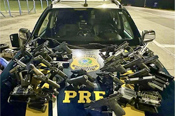 Imagem colorida mostra carro em que armas foram apreendidas - Metrópoles