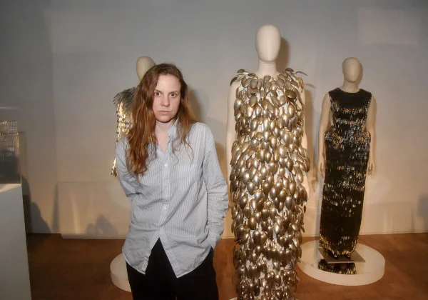 Na imagem com cor, a estilista Ellen Hodakova, vencedora do LVMH 2024 - Metrópoles