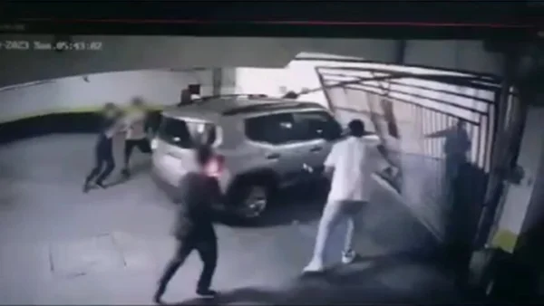 Em foto colorida carro arromba portão circundado por adolescente infratores - Metrópoles