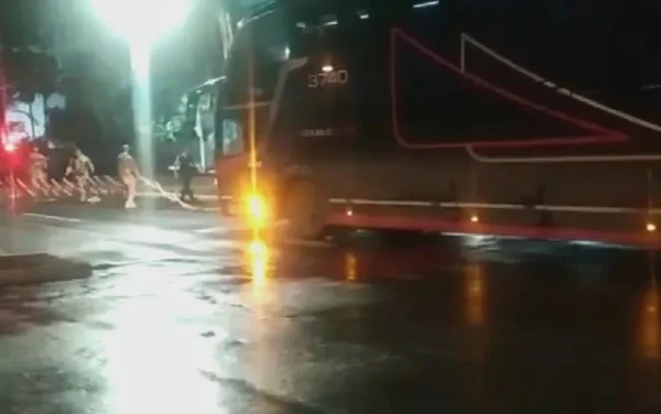 Momento em que PRF apreende, no estado de Goiás, ônibus com manifestantes bolsonaristas em barricada durante a noite. Outros quatro também foram detidos - Metrópoles
