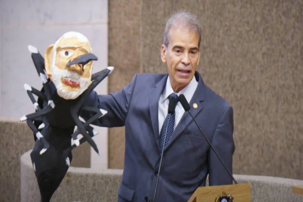 Imagem colorida do deputado estadual de Pernambuco - Metrópoles