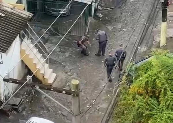 Imagem de quatro policiais militares em comunidade - Metrópoles
