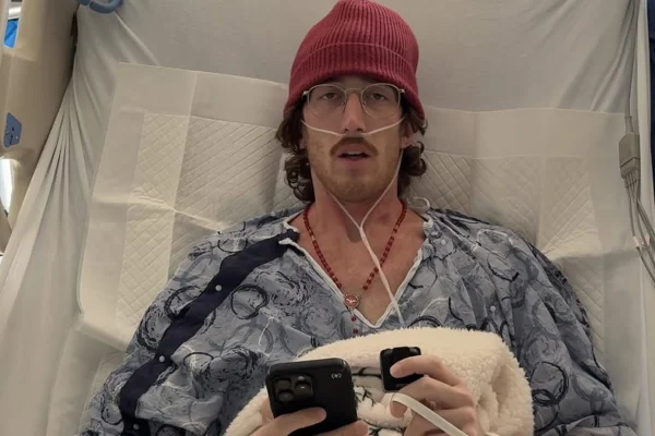 Imagem colorida do influenciador Brandon Buckingham internado no hospital