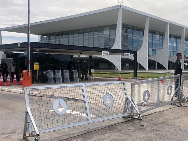 foto colorida de militares na segurança do Palácio do Planalto