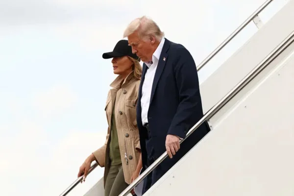 Imagem colorida de Donald Trump e Melania - Metrópoles