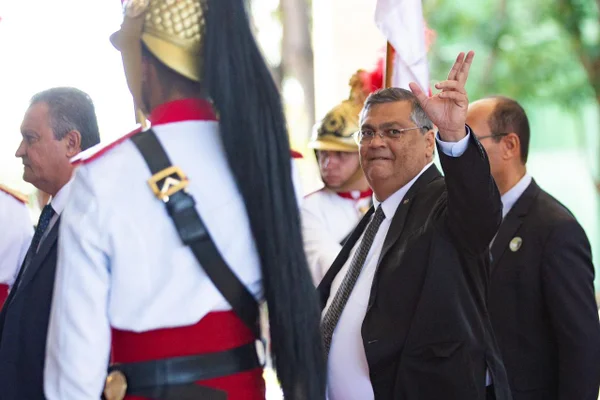Chegada de autoridades ao Supremo Tribunal Federal (STF) para a sessão solene de Abertura do Ano Judiciário de 2023. No detalhe, o ministro Flávio Dino chega acenando cercado por dragões da independência - Metrópoles