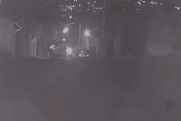 Imagem colorida de suspeitos prestes a atropelar mulher de 61 anos. Metrópoles