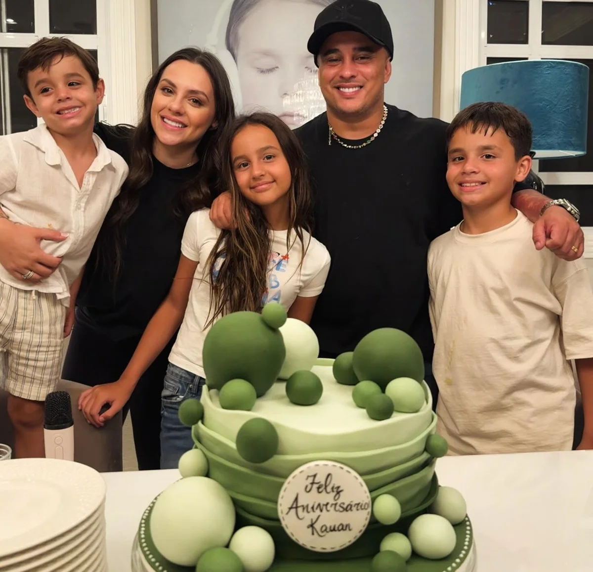 Kauan, dupla de Matheus, Sarah Biancolini e os filhos fazem pose Kauan, dupla de Matheus, Sarah Biancolini e os filhos fazem pose