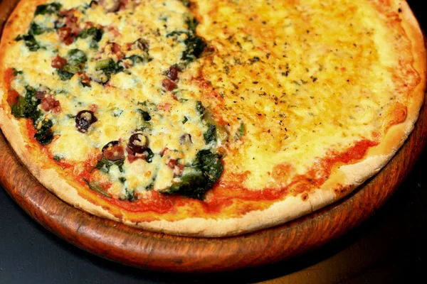 Cobrança do valor mais caro na pizza de 2 sabores é ilegal, diz Procon