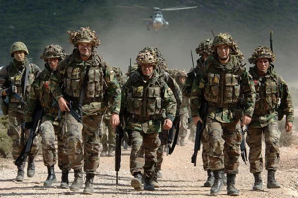 Soldados da Otan caminham juntos em meio à zona de conflito-Metrópoles