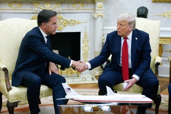 Imagem colorida de reunião entre Trump e ecretário-geral da Otan