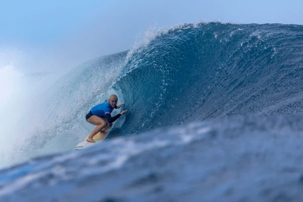 Imagem colorida de Tatiana Weston-Webb nas oitavas de final do surfe olímpico- Metrópoles