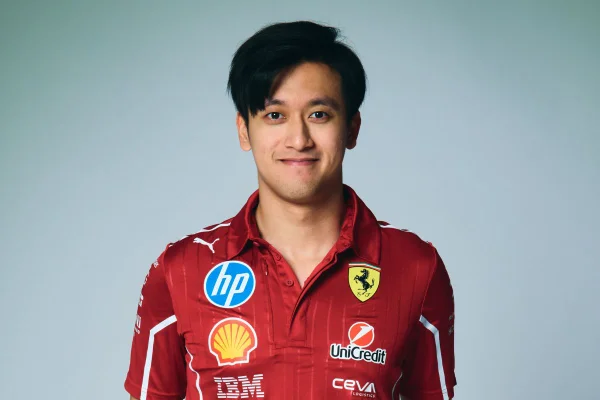 Imagem colorida de Zhou Guanyu da Ferrari - Metrópoles