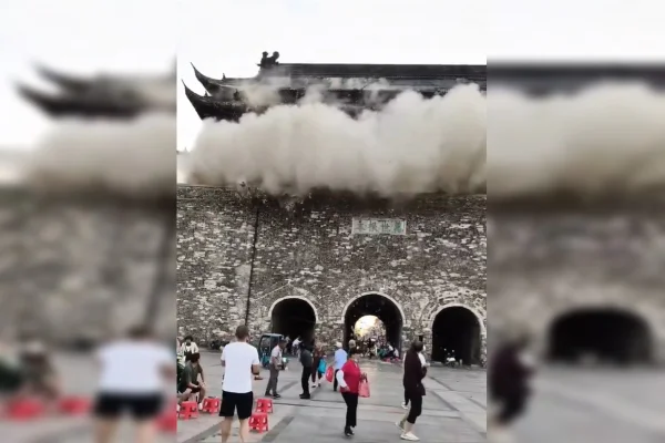 Imagem colorida de torre desabando na China