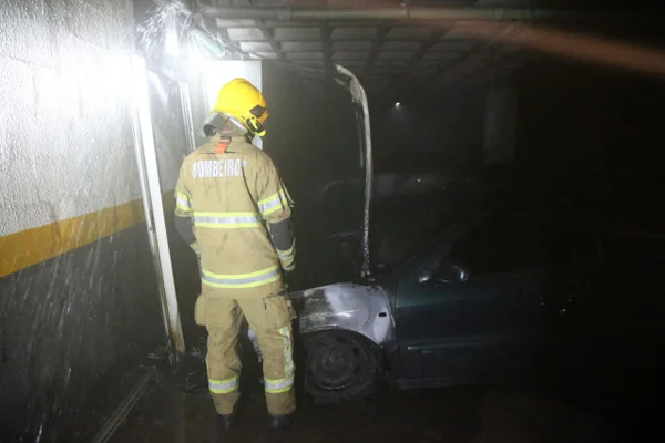 Incêndio em carro assusta moradores de prédio em Águas Claras