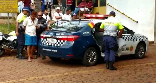 Homem que tentou invadir escola no DF pula de ambulância em movimento
