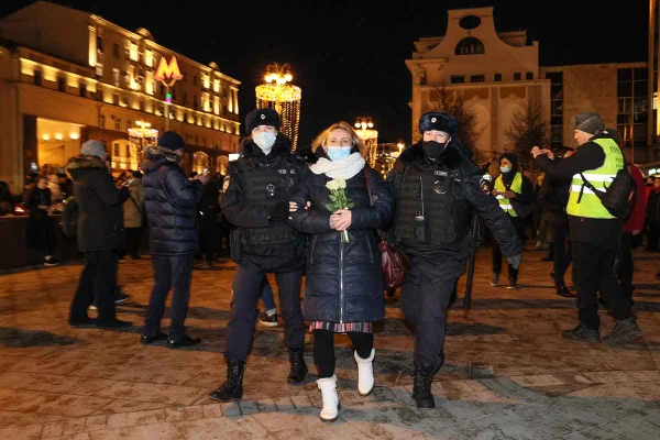 Mulher é presa por protestar contra a guerra em Moscou, capital russa