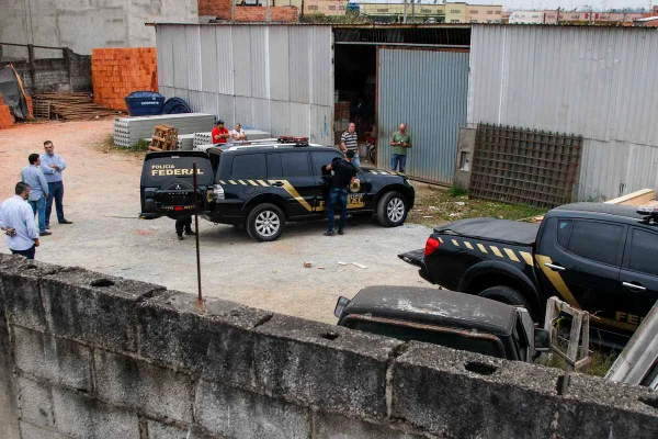 Vídeo: bandidos clonam viaturas da PF, invadem Cumbica e roubam ouro