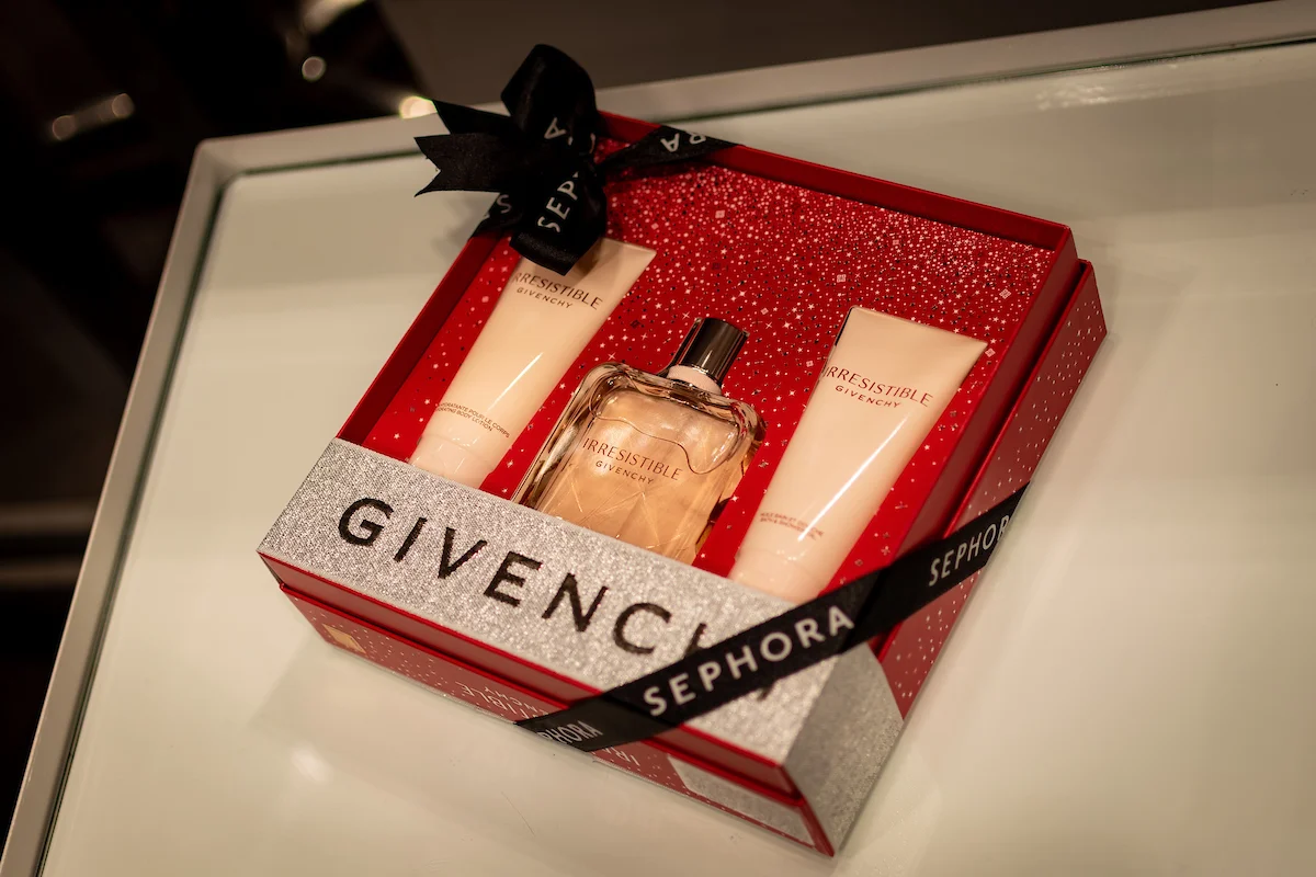 Kit Givenchy Irresistible com hidratante corporal, eau de parfum e sabonete de banho líquido, na Sephora - R$ 659 Kit Givenchy Irresistible com hidratante corporal, eau de parfum e sabonete de banho líquido, na Sephora - R$ 659