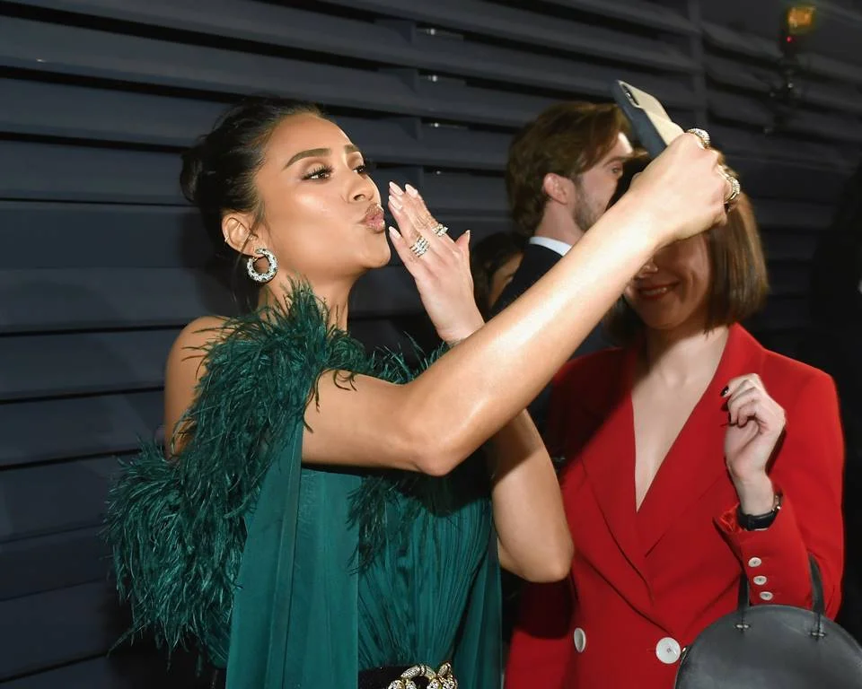 <b><a href="https://www.youtube.com/user/ShayMitchellOfficial/" target="_blank" rel="noopener">Shay Mitchell</a></b>. A atriz começou o canal há 5 anos e foca em <a href="http://www.metropoles.com/tag/lifestyle" target="_blank" rel="noopener">lifestyle</a>, vlogs de viagem, tutoriais de maquiagem e até "lookbooks". Recentemente, ela tem feito uma série no YouTube Red focada na sua gravidez, chamada <a href="https://www.youtube.com/watch?v=CUG3a60BEJY&list=PLw3wt9oHbmlU8YFYhJ35ZRD4lUbMxxYeV" target="_blank" rel="noopener">Almost Ready</a>. Ela também não escapou das tendências da plataforma, como <a href="https://www.metropoles.com/vida-e-estilo/bem-estar/videos-de-asmr-viralizam-no-youtube-e-prometem-te-fazer-cair-no-sono/" target="_blank" rel="noopener">ASMR</a> e mukbangs (vídeos onde a pessoa come uma refeição em frente à câmera) <b><a href="https://www.youtube.com/user/ShayMitchellOfficial/" target="_blank" rel="noopener">Shay Mitchell</a></b>. A atriz começou o canal há 5 anos e foca em <a href="http://www.metropoles.com/tag/lifestyle" target="_blank" rel="noopener">lifestyle</a>, vlogs de viagem, tutoriais de maquiagem e até "lookbooks". Recentemente, ela tem feito uma série no YouTube Red focada na sua gravidez, chamada <a href="https://www.youtube.com/watch?v=CUG3a60BEJY&list=PLw3wt9oHbmlU8YFYhJ35ZRD4lUbMxxYeV" target="_blank" rel="noopener">Almost Ready</a>. Ela também não escapou das tendências da plataforma, como <a href="https://www.metropoles.com/vida-e-estilo/bem-estar/videos-de-asmr-viralizam-no-youtube-e-prometem-te-fazer-cair-no-sono/" target="_blank" rel="noopener">ASMR</a> e mukbangs (vídeos onde a pessoa come uma refeição em frente à câmera)