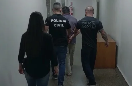 Homem sendo detido por policiais civis