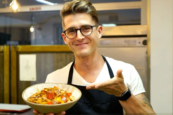 Merenda de Solteiro: faça um frango xadrez rápido e gostoso