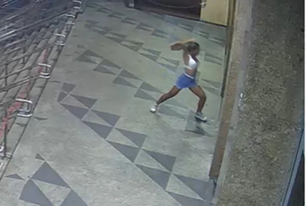 Vandalismo: mulher atira blocos de concreto em santuário; veja vídeos