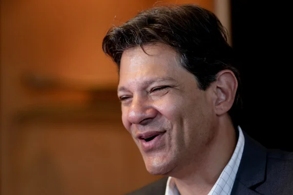 Haddad provoca Bolsonaro: “É bundão que chama quem foge de debate?”