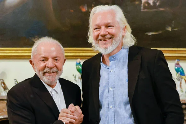 Foto colorida do presidente Lula e o jornalista Julian Assange - Metrópoles