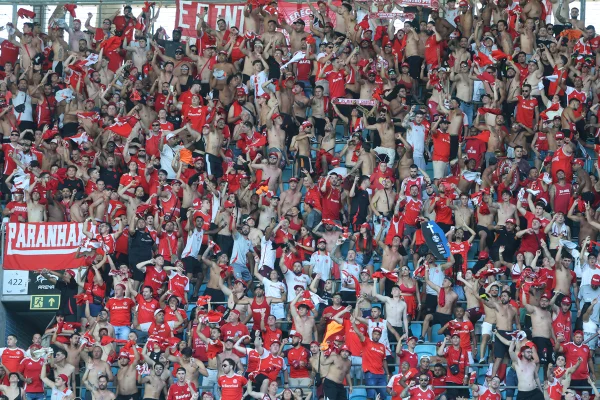 Imagem colorida de torcida do Internacional - Metrópoles