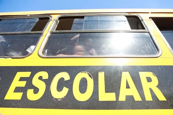 Janela de ônibus escolar