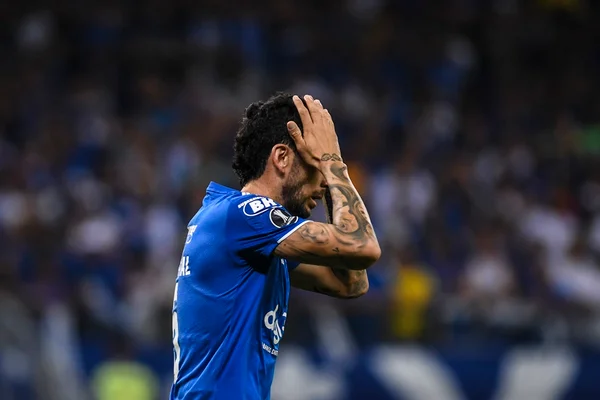 Torcida organizada cobra elenco do Cruzeiro antes de clássico