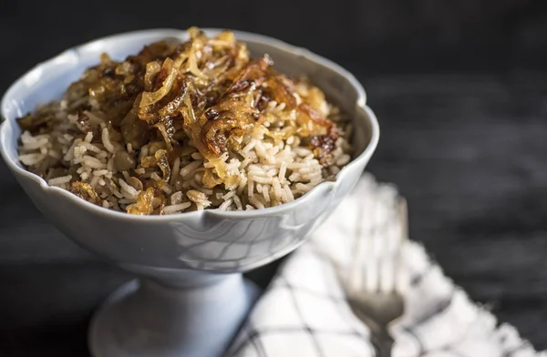 Arroz com lentilhas e cebola caramelizada: receita é deliciosa e fácil