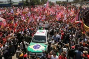O presidente Luiz Inácio Lula da Silva (PT) participa de ato de campanha junto ao candidato ao Governo do Distrito Federal Leandro Grass (PT) O presidente Luiz Inácio Lula da Silva (PT) participa de ato de campanha junto ao candidato ao Governo do Distrito Federal Leandro Grass (PT)