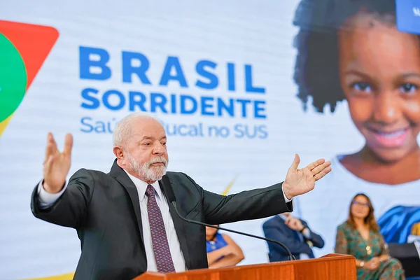 “Recupera dignidade do ser humano”, diz Lula sobre odontologia no SUS