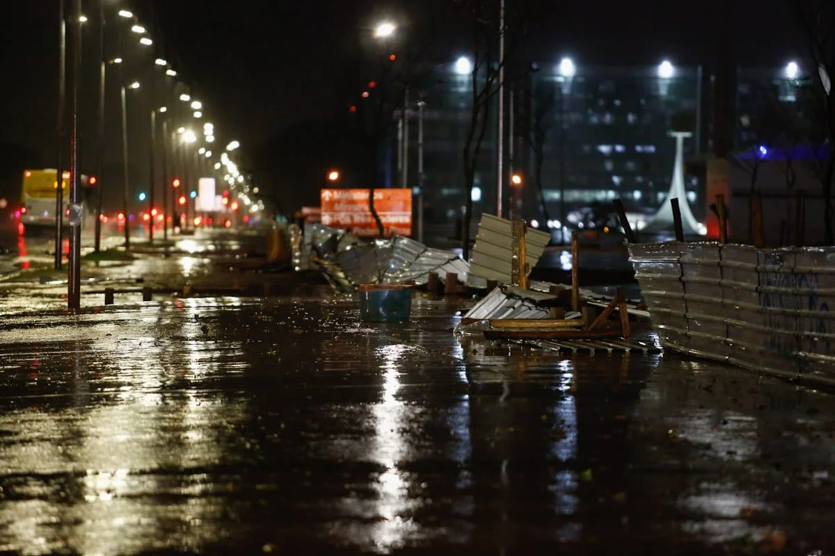 A forte chuva também derrubou um alambrado na pista A forte chuva também derrubou um alambrado na pista