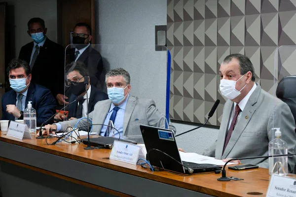 Após contradição de depoente, Aziz dispara: “Aqui não tem bestinha não”