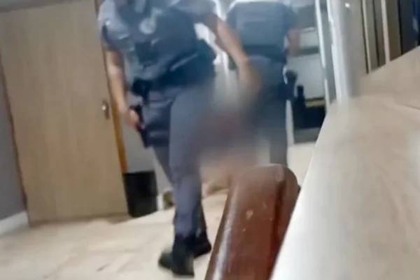 Policial militar chuta mulher durante abordagem em São Vicente, no litoral paulista