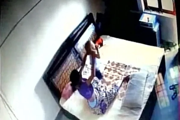 Marido grava agressões de esposa contra bebê, na Índia