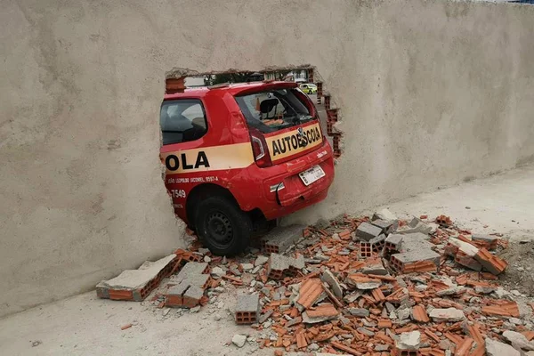 Motorista derruba muro do Detran ao fazer baliza em prova
