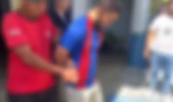 Foto colorida e borrada de osé Matheus Oliveira Gomes sendo preso após agredir enteado - Metrópoles