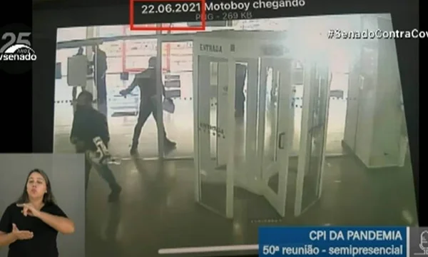 Imagem de Ivanildo Gonçalves, motoboy da VTCLog na agência bancária, em Brasília, em 22 de junho