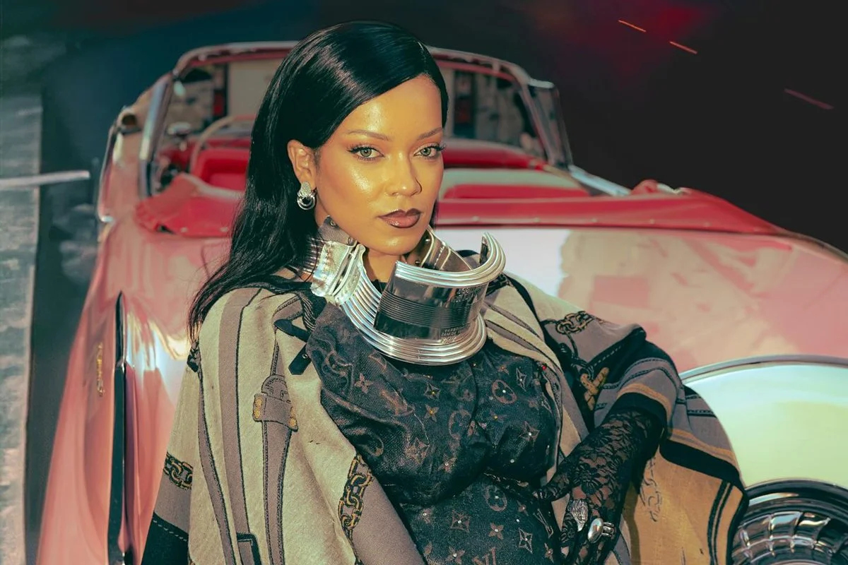 Imagem colorida de Priscila Beatrice, sósia de Rihanna - Metrópoles