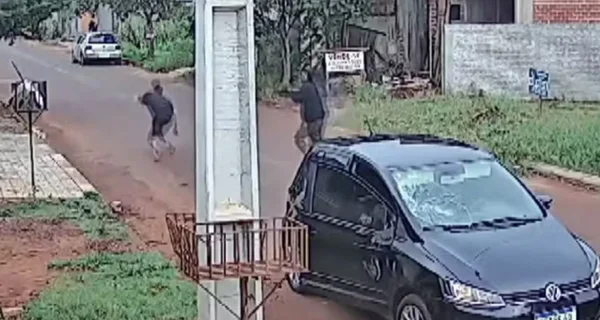 Imagem colorida de momento em que jovem é baleado - Metrópoles