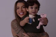 Petra Mattar posa abraçada ao filho, Makai, de 3 anos Petra Mattar posa abraçada ao filho, Makai, de 3 anos