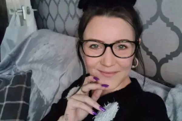 Imagem colorida da mãe que viralizou no TikTok