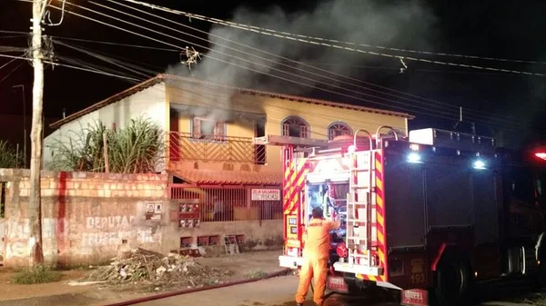 Briga de vizinhos termina em incêndio e mobiliza 22 bombeiros