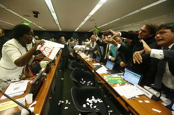 Com 22 deputados, PRB fecha questão a favor do impeachment