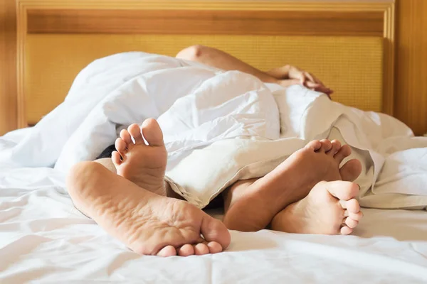 Casal junto na cama